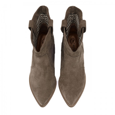 Kawowe welurowe botki z ukrytym koturnem 228B