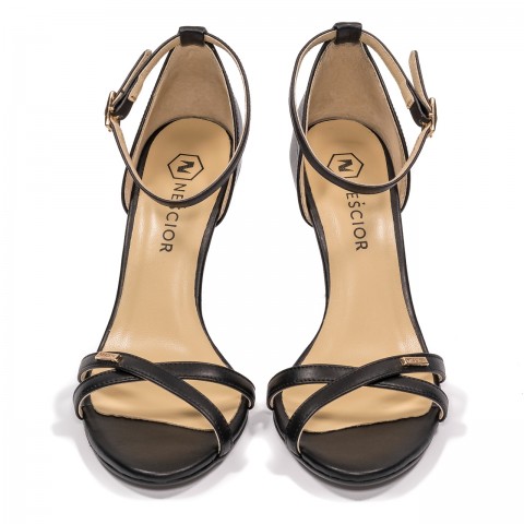 Czarne skórzane sandały na obcasie z paskami