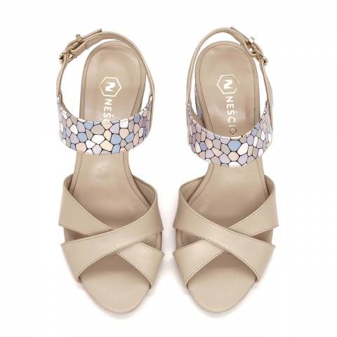 Pudrowo-różowe sandały z szerokimi paskami 85C