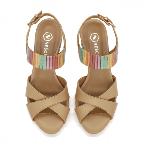 Karmelowe sandały z szerokimi paskami 85C