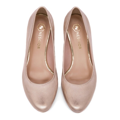 Różowo perłowe skórzane baleriny na ozdobnym obcasie 261C