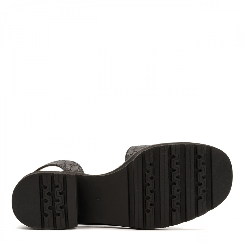 Czarne skórzane sandały na grubej podeszwie 85D