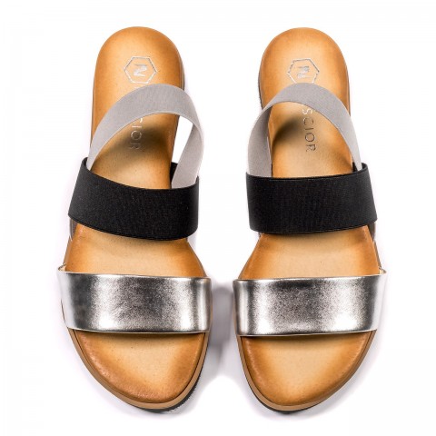 Srebrne skórzane sandały z gumką 67P