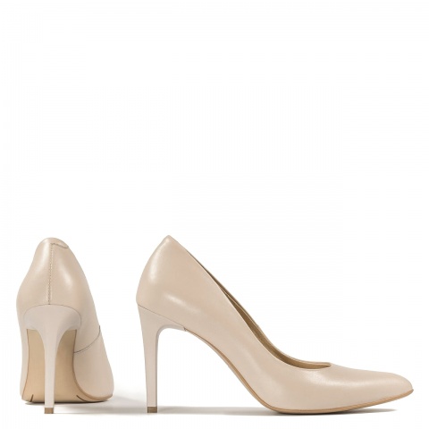 Beżowe skórzane szpilki z obcasem w tym samym kolorze