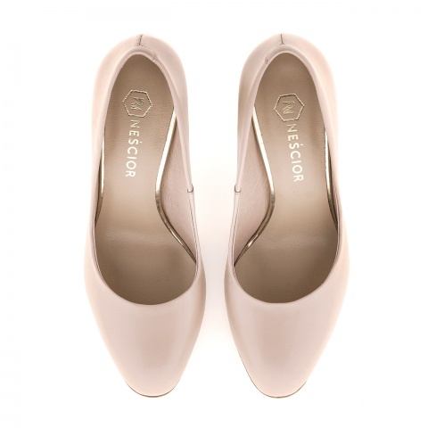 Beżowe skórzane czółenka na wysokim przezroczystym słupku 265D