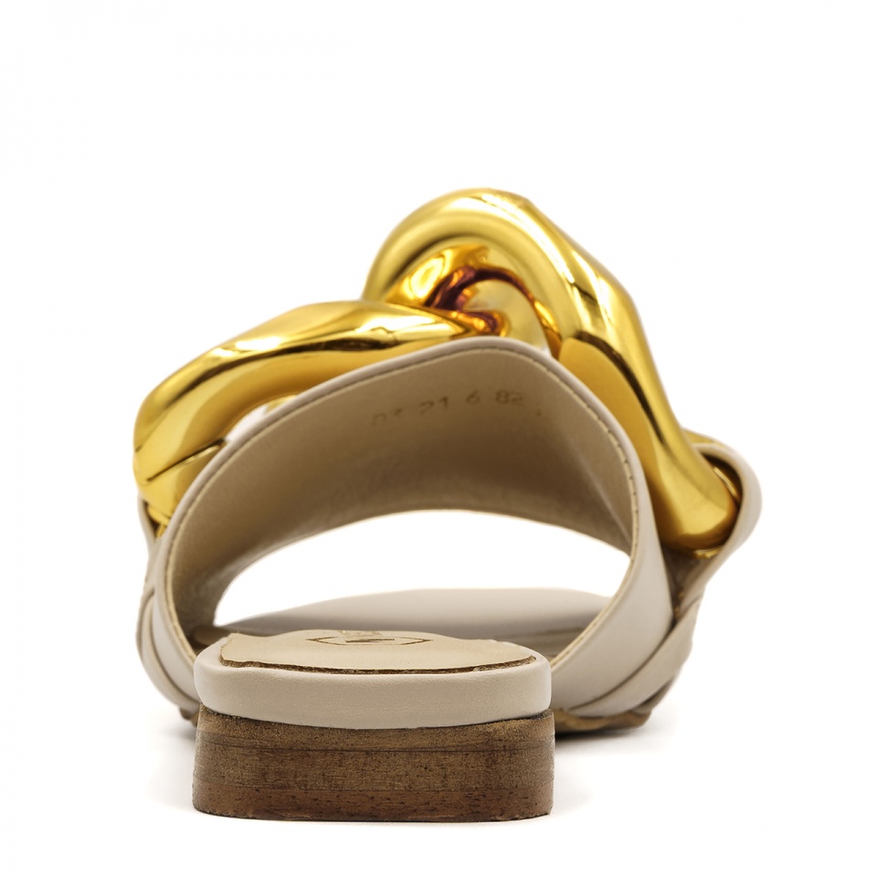 Beżowe klapki z łańcuchem 82B