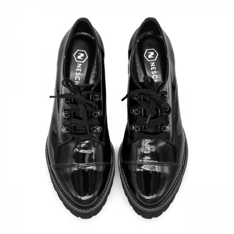 Czarne lakierowane półbuty na grubej podeszwie 240A