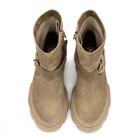 Beżowe welurowe botki z beżowym łańcuchem 241D