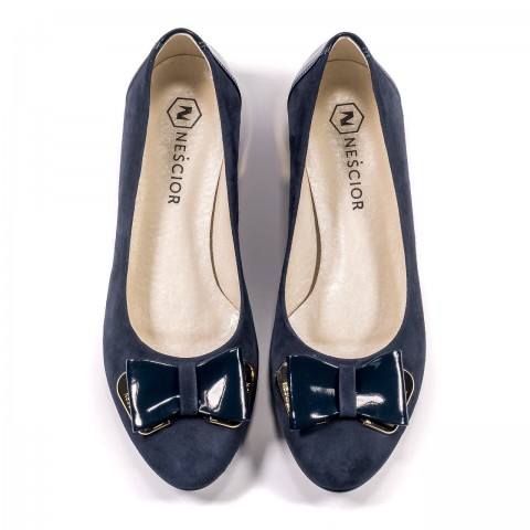 Granatowe zamszowe baleriny ze złotymi dodatkami i kokardą