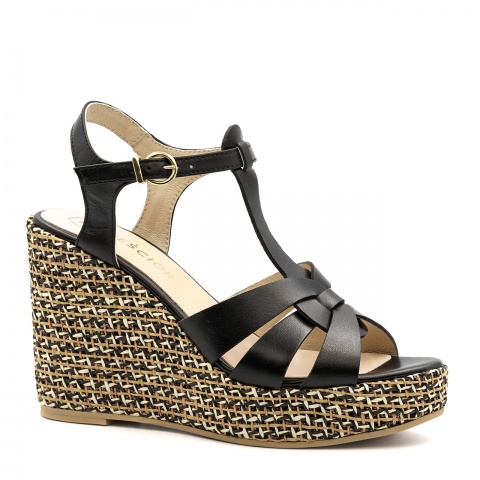 Czarne sandały na koturnie KD2342