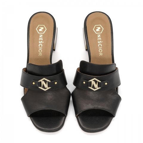 Czarne skórzane klapki na lustrzanym obcasie 85K