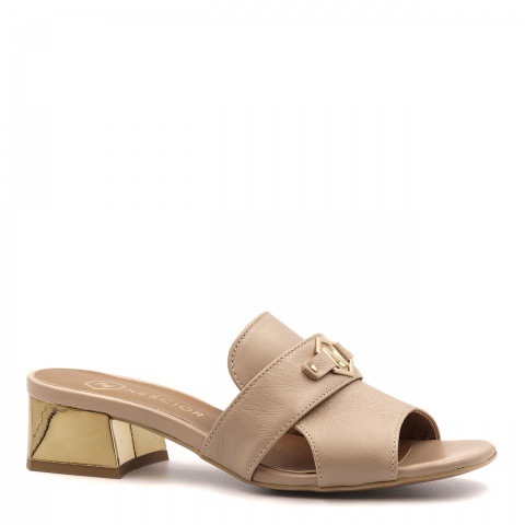 Beżowe skórzane klapki na lustrzanym obcasie 85K