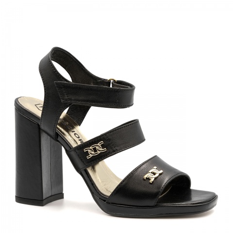 Czarne skórzane sandały na słupku KR4548