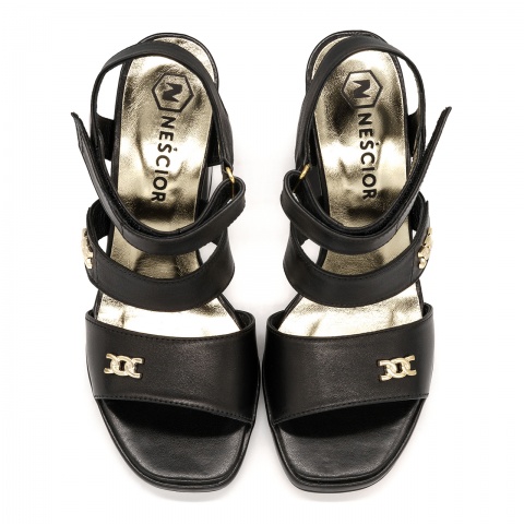 Czarne skórzane sandały na słupku KR4548