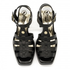 Czarne skórzane sandały na masywnym słupku KR4550
