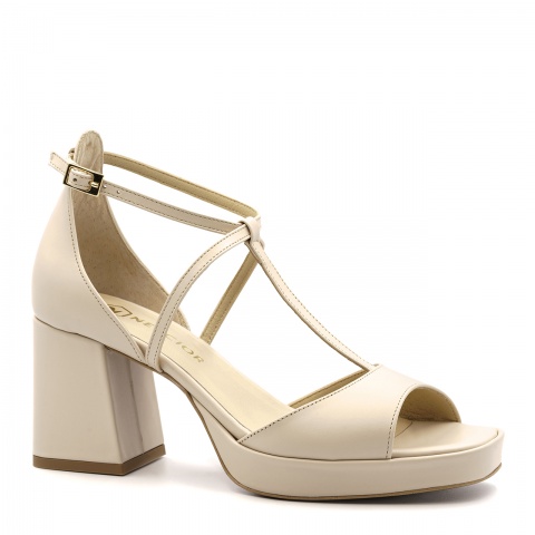 Beżowe skórzane sandały z paskami 135B