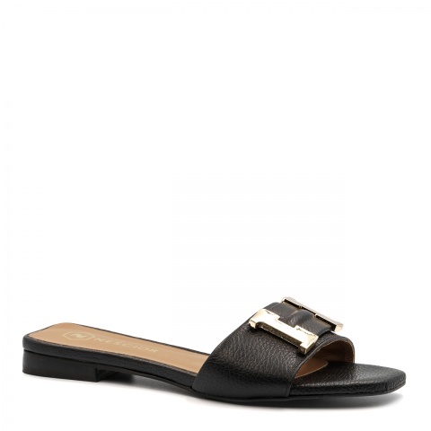 Czarne skórzane klapki z klamrą 82C