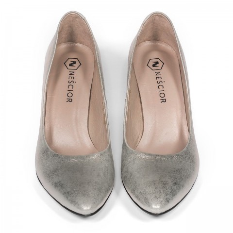 Perłowo-szare skórzane szpilki na niskim obcasie