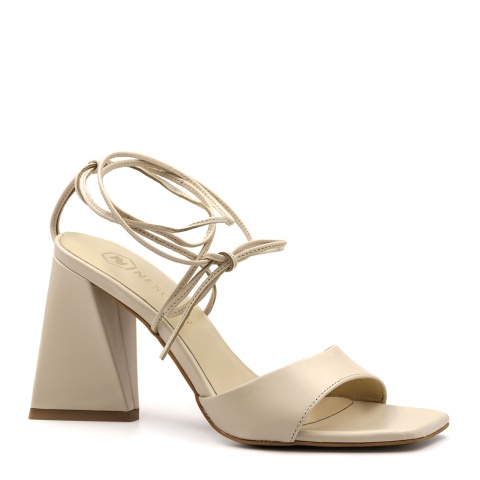 Beżowe sandały na trójkątnym obcasie 133G