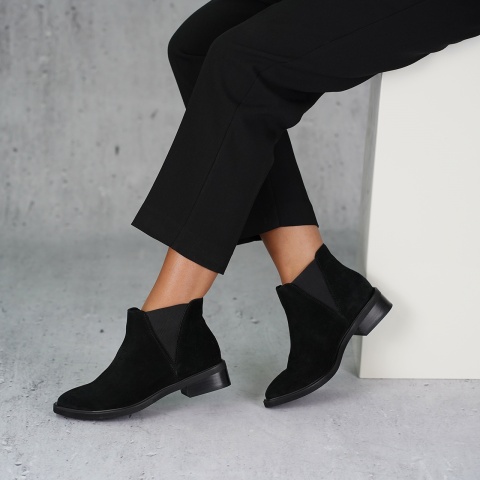 Czarne welurowe botki z gumką na bokach 28H