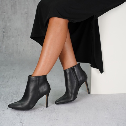 Czarne skórzane botki na szpilce