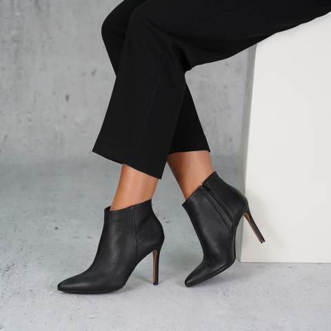 Czarne skórzane botki na szpilce