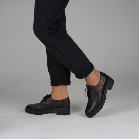 Czarne skórzane wiązane półbuty 240P