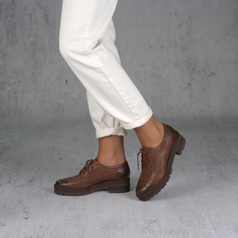 Brązowe skórzane wiązane półbuty 240P