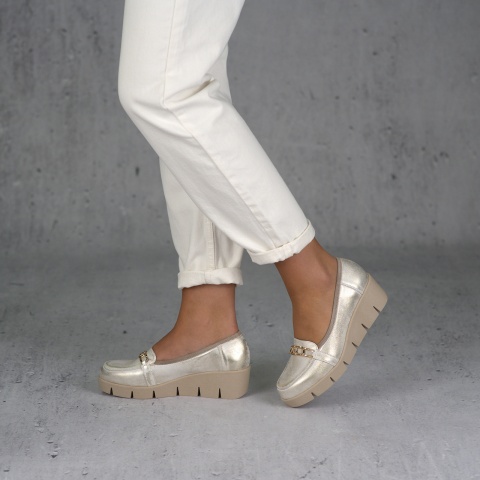 Złote skórzane półbuty na koturnie 283D