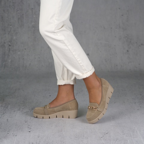 Beżowe welurowe półbuty na koturnie 283D