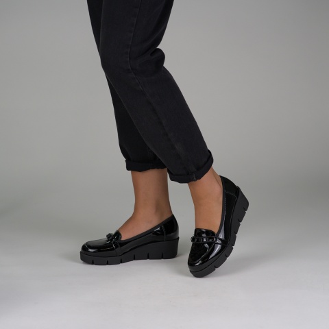 Czarne lakierowane półbuty na koturnie 283D