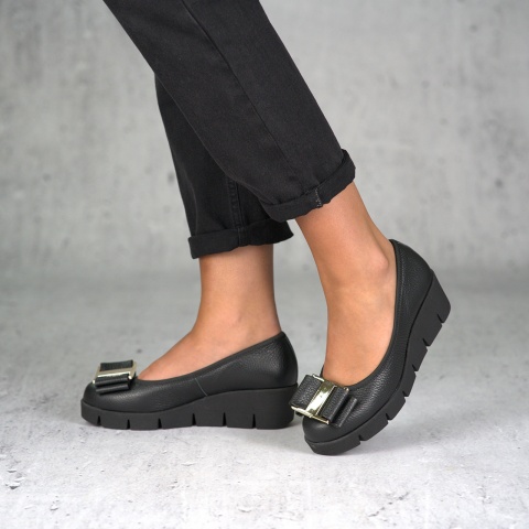 Czarne skórzane baleriny na koturnie 283B