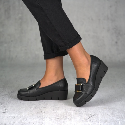 Czarne skórzane półbuty na koturnie 283M