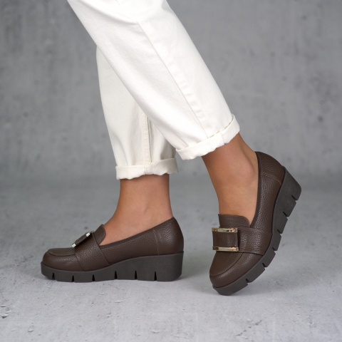 Brązowe skórzane półbuty na koturnie 283M