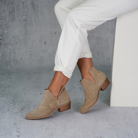 Beżowe welurowe botki z rozcięciem na bokach 28V
