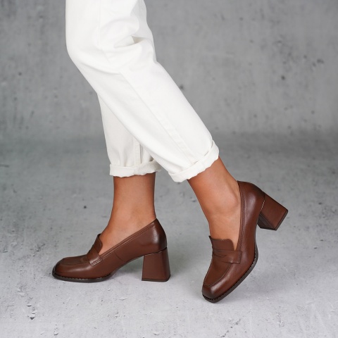 Brązowe skórzane półbuty na obcasie 211A