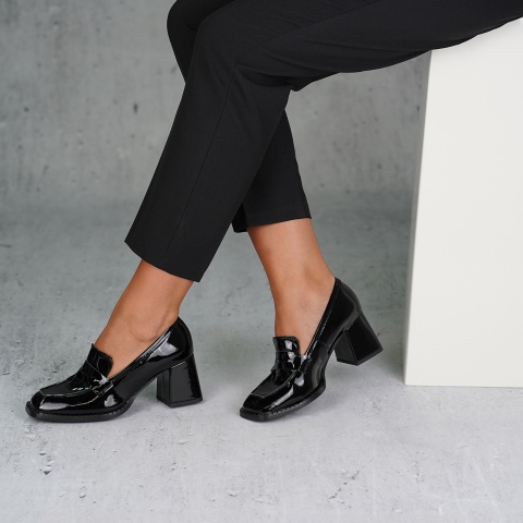 Czarne lakierowane półbuty na obcasie 211A