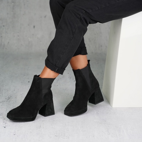 Czarne welurowe botki na masywnym obcasie 211S