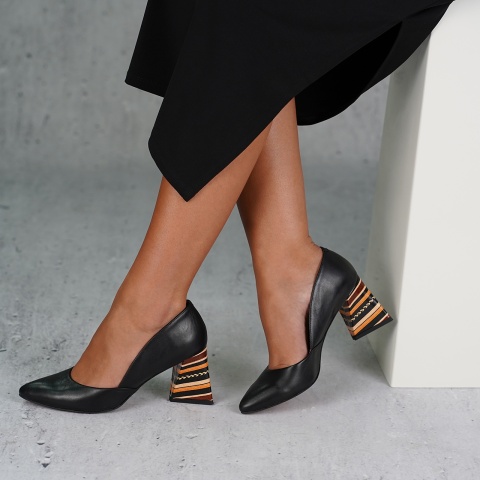 Czarne czółenka na trójkątnym obcasie 78S