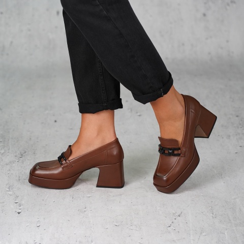 Brązowe półbuty na masywnym obcasie 127M