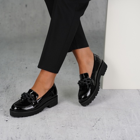 Czarne lakierowane półbuty 241E