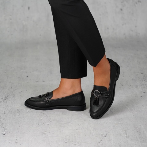 Czarne skórzane półbuty z frędzlami 44B