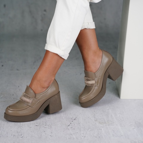 Ciemnobeżowe półbuty na masywnym obcasie LM20151