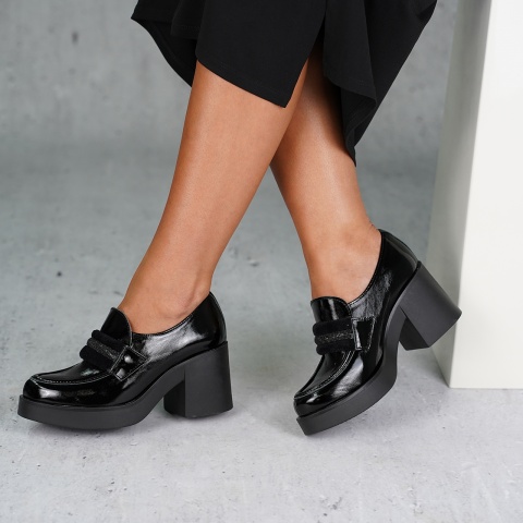 Czarne lakierowane półbuty na masywnym obcasie LM20151