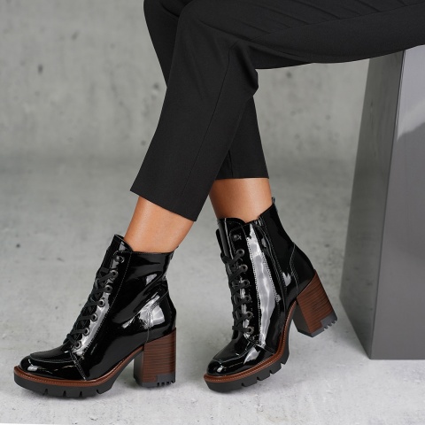 Czarne lakierowane sznurowane botki 285A
