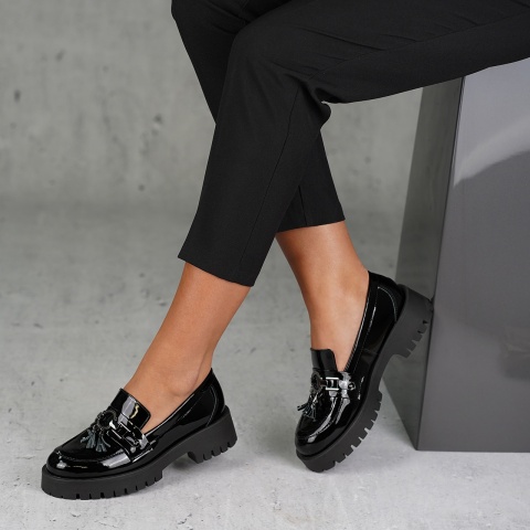 Czarne lakierowane półbuty z frędzlami 6FL42411