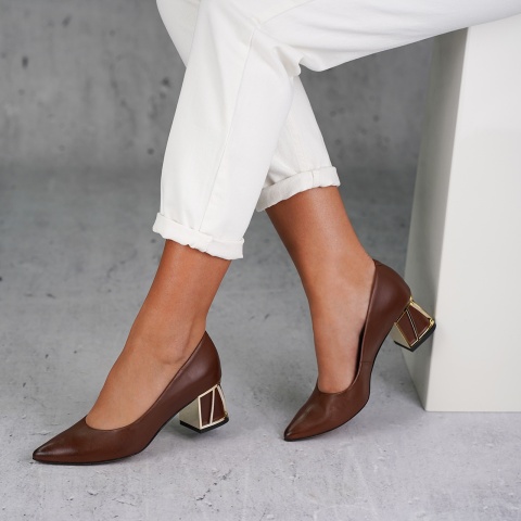 Brązowe czółenka na ozdobnym obcasie 210C