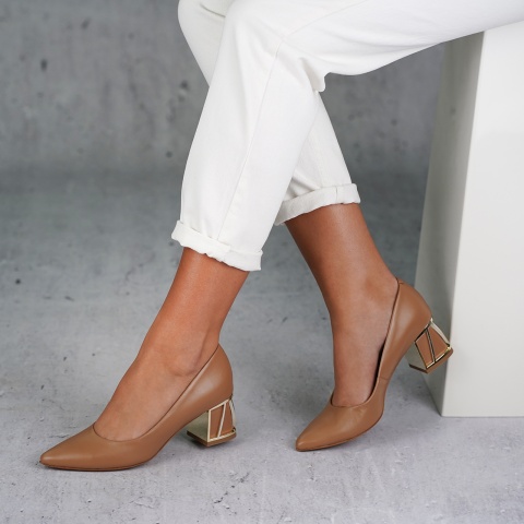 Karmelowe czółenka na ozdobnym obcasie 210C