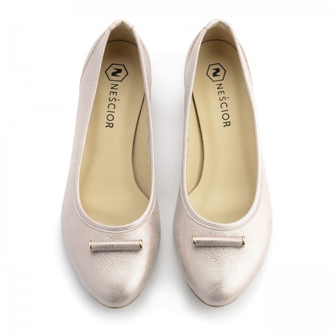 Perłowo-beżowe skórzane baleriny z ozdobą na przodzie 57L