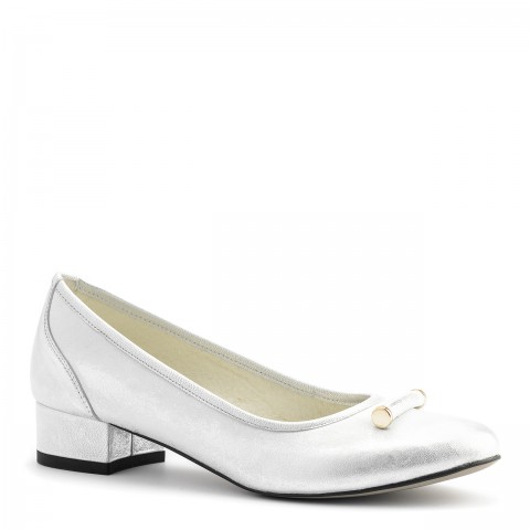 Biało-srebrne skórzane baleriny z ozdobą na przodzie 57L